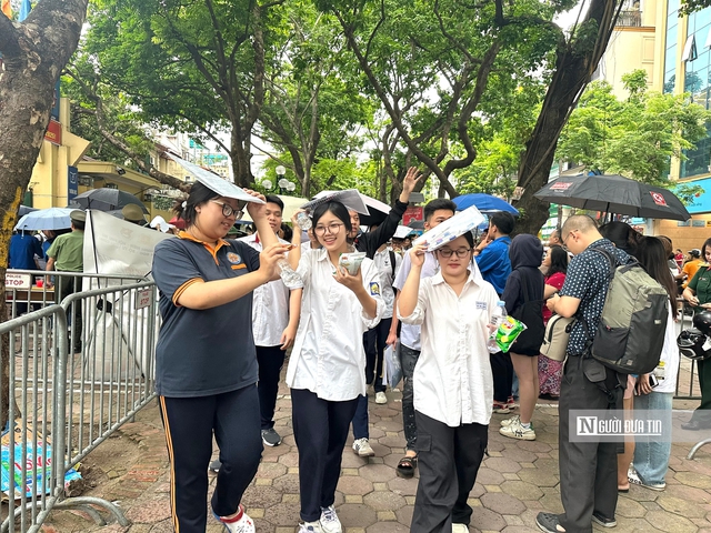 Thi tốt nghiệp THPT: Thí sinh "xoay xở" với môn tiếng Anh- Ảnh 4. Thi tốt nghiệp THPT: Thí sinh "xoay xở" với môn tiếng Anh- Ảnh 4.