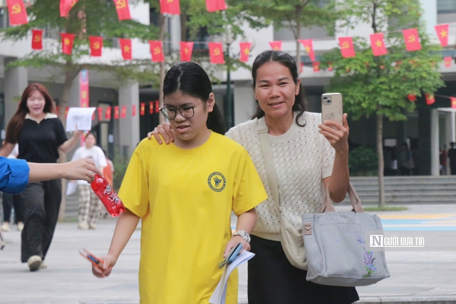 Thi tốt nghiệp THPT: Thí sinh "xoay xở" với môn tiếng Anh- Ảnh 8. Thi tốt nghiệp THPT: Thí sinh "xoay xở" với môn tiếng Anh- Ảnh 8.