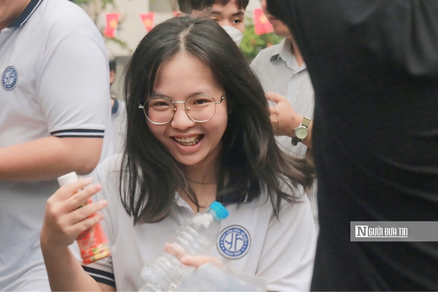 Thi tốt nghiệp THPT: Thí sinh "xoay xở" với môn tiếng Anh- Ảnh 9. Thi tốt nghiệp THPT: Thí sinh "xoay xở" với môn tiếng Anh- Ảnh 9.