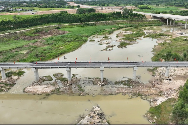 Bình Định: Đưa vào sử dụng cầu Hóc Công, 200 hộ dân ở Tuy Phước không còn nỗi lo chia cắt mùa mưa lũ- Ảnh 2. Bình Định: Đưa vào sử dụng cầu Hóc Công, 200 hộ dân ở Tuy Phước không còn nỗi lo chia cắt mùa mưa lũ- Ảnh 2.