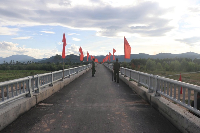 Bình Định: Đưa vào sử dụng cầu Hóc Công, 200 hộ dân ở Tuy Phước không còn nỗi lo chia cắt mùa mưa lũ- Ảnh 4. Bình Định: Đưa vào sử dụng cầu Hóc Công, 200 hộ dân ở Tuy Phước không còn nỗi lo chia cắt mùa mưa lũ- Ảnh 4.