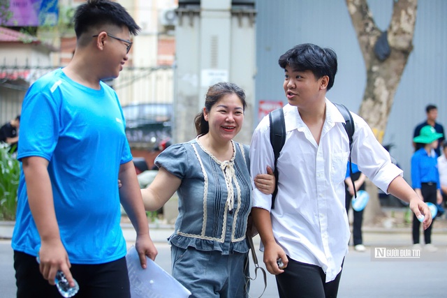 Chặng cuối kỳ thi tốt nghiệp THPT 2025: Thí sinh kỳ vọng môn tự chọn "dễ thở" hơn- Ảnh 11.