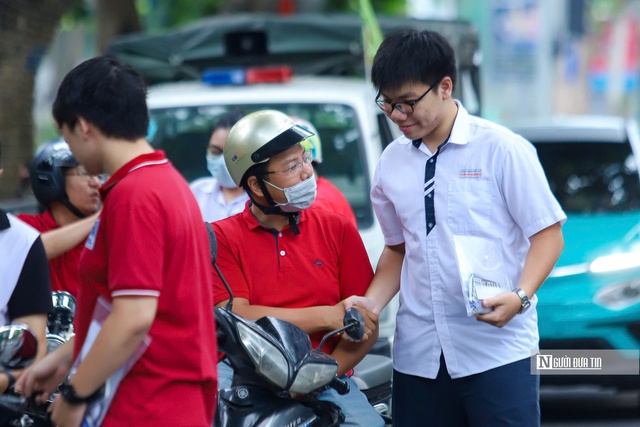 Chặng cuối kỳ thi tốt nghiệp THPT 2025: Thí sinh kỳ vọng môn tự chọn "dễ thở" hơn- Ảnh 10.