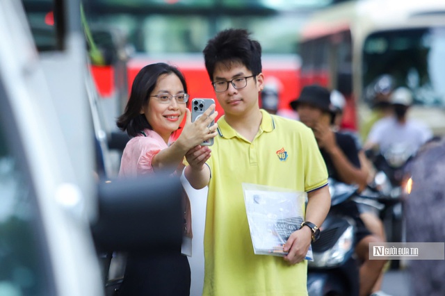 Chặng cuối kỳ thi tốt nghiệp THPT 2025: Thí sinh kỳ vọng môn tự chọn "dễ thở" hơn- Ảnh 3.