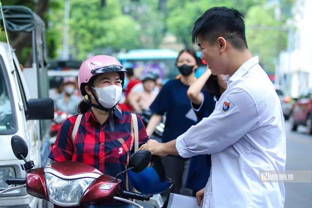 Chặng cuối kỳ thi tốt nghiệp THPT 2025: Thí sinh kỳ vọng môn tự chọn "dễ thở" hơn- Ảnh 16.