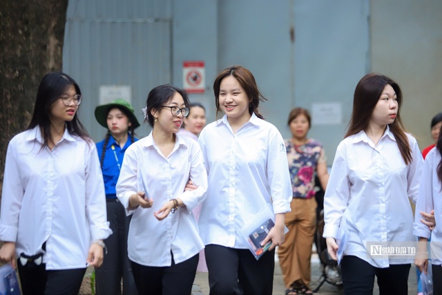 Chặng cuối kỳ thi tốt nghiệp THPT 2025: Thí sinh kỳ vọng môn tự chọn "dễ thở" hơn- Ảnh 18.