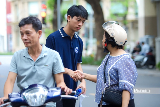 Chặng cuối kỳ thi tốt nghiệp THPT 2025: Thí sinh kỳ vọng môn tự chọn "dễ thở" hơn- Ảnh 7.