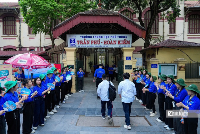 Chặng cuối kỳ thi tốt nghiệp THPT 2025: Thí sinh kỳ vọng môn tự chọn "dễ thở" hơn- Ảnh 21.