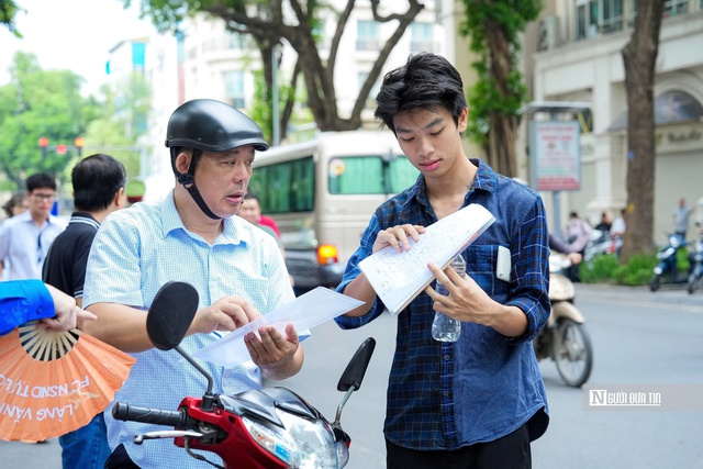 Chặng cuối kỳ thi tốt nghiệp THPT 2025: Thí sinh kỳ vọng môn tự chọn "dễ thở" hơn- Ảnh 6.