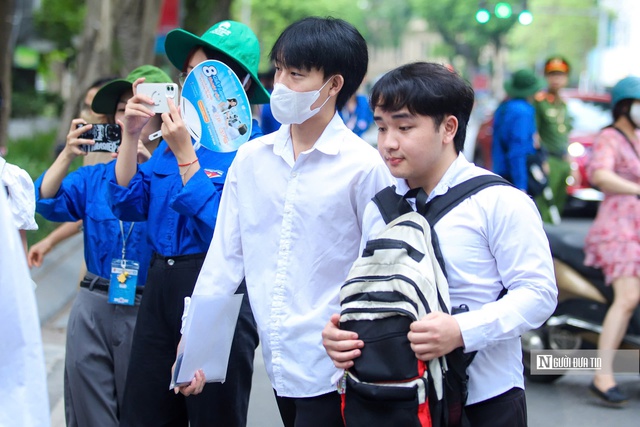 Chặng cuối kỳ thi tốt nghiệp THPT 2025: Thí sinh kỳ vọng môn tự chọn "dễ thở" hơn- Ảnh 20.