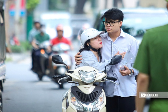 Chặng cuối kỳ thi tốt nghiệp THPT 2025: Thí sinh kỳ vọng môn tự chọn "dễ thở" hơn- Ảnh 14.