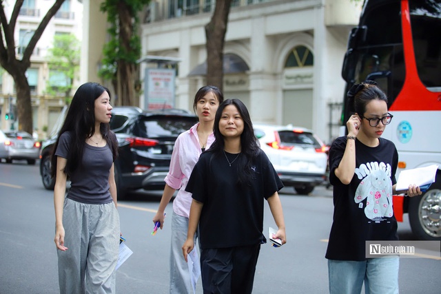 Chặng cuối kỳ thi tốt nghiệp THPT 2025: Thí sinh kỳ vọng môn tự chọn "dễ thở" hơn- Ảnh 17.