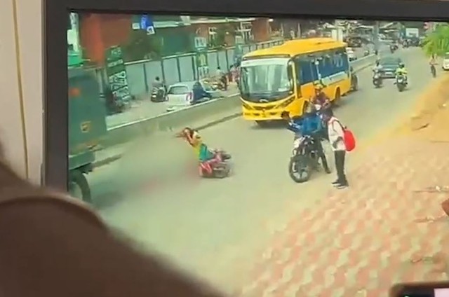 Con trai bị xe ben cán tử vong ngay trước mặt, mẹ ôm đầu gào khóc- Ảnh 1. Con trai bị xe ben cán tử vong ngay trước mặt, mẹ ôm đầu gào khóc- Ảnh 1.