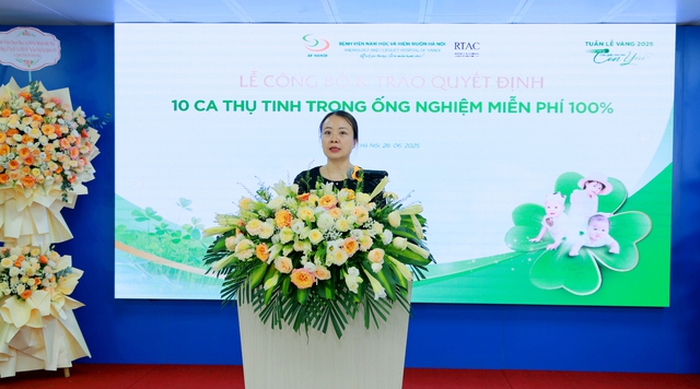 Người mẹ nghẹn ngào ngay trên sân khấu, lý do phía sau khiến ai cũng rơi lệ- Ảnh 4. Người mẹ nghẹn ngào ngay trên sân khấu, lý do phía sau khiến ai cũng rơi lệ- Ảnh 4.