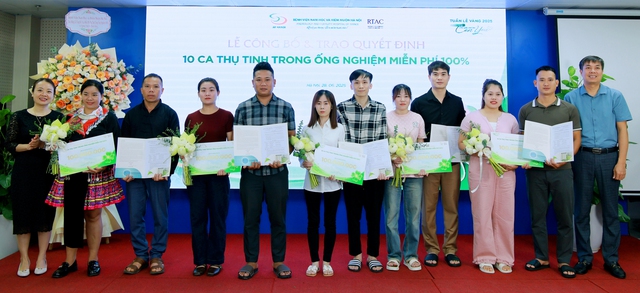 Người mẹ nghẹn ngào ngay trên sân khấu, lý do phía sau khiến ai cũng rơi lệ- Ảnh 3. Người mẹ nghẹn ngào ngay trên sân khấu, lý do phía sau khiến ai cũng rơi lệ- Ảnh 3.