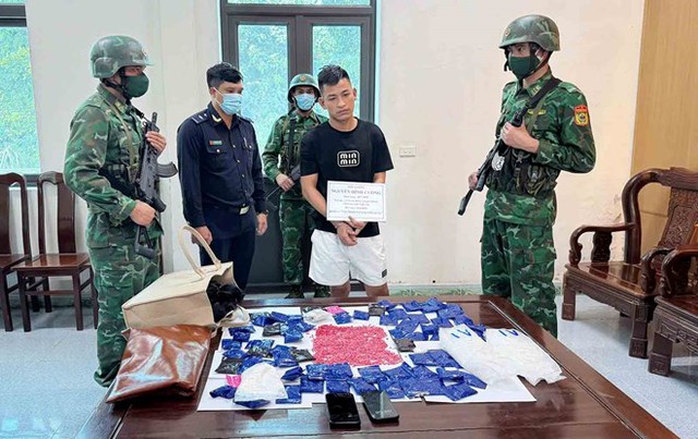 Bắt 2 đối tượng vận chuyển số lượng lớn ma tuý qua biên giới- Ảnh 1. Bắt 2 đối tượng vận chuyển số lượng lớn ma tuý qua biên giới- Ảnh 1.