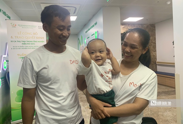 Người mẹ nghẹn ngào ngay trên sân khấu, lý do phía sau khiến ai cũng rơi lệ- Ảnh 2. Người mẹ nghẹn ngào ngay trên sân khấu, lý do phía sau khiến ai cũng rơi lệ- Ảnh 2.