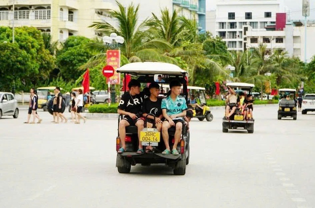 Sầm Sơn cắm biển tốc độ tối đa 30km/h gỡ vướng cho 474 xe điện phục vụ du lịch- Ảnh 1. Sầm Sơn cắm biển tốc độ tối đa 30km/h gỡ vướng cho 474 xe điện phục vụ du lịch- Ảnh 1.