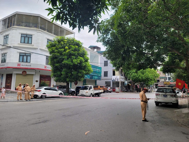 Công an thông tin triệu tập, đồng loạt khám xét 5 địa điểm liên quan đến "Vi Ngộ"- Ảnh 3. Công an thông tin triệu tập, đồng loạt khám xét 5 địa điểm liên quan đến "Vi Ngộ"- Ảnh 3.