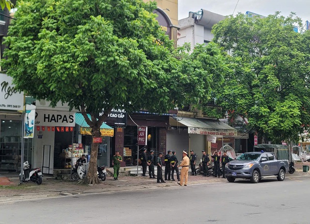 Công an thông tin triệu tập, đồng loạt khám xét 5 địa điểm liên quan đến "Vi Ngộ"- Ảnh 4. Công an thông tin triệu tập, đồng loạt khám xét 5 địa điểm liên quan đến "Vi Ngộ"- Ảnh 4.