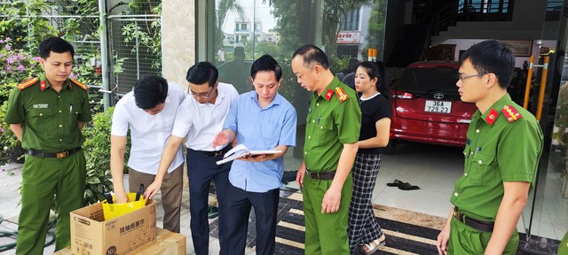 Công an thông tin triệu tập, đồng loạt khám xét 5 địa điểm liên quan đến "Vi Ngộ"- Ảnh 2. Công an thông tin triệu tập, đồng loạt khám xét 5 địa điểm liên quan đến "Vi Ngộ"- Ảnh 2.