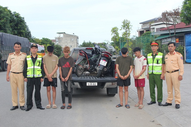 Nhóm thanh thiếu niên "cháy phố", có hành vi khiếm nhã với các cô gái đi đường- Ảnh 1. Nhóm thanh thiếu niên "cháy phố", có hành vi khiếm nhã với các cô gái đi đường- Ảnh 1.