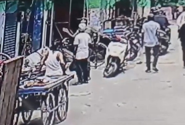 Cảnh sát tát người đàn ông khiếm thính vì nói to- Ảnh 1. Cảnh sát tát người đàn ông khiếm thính vì nói to- Ảnh 1.