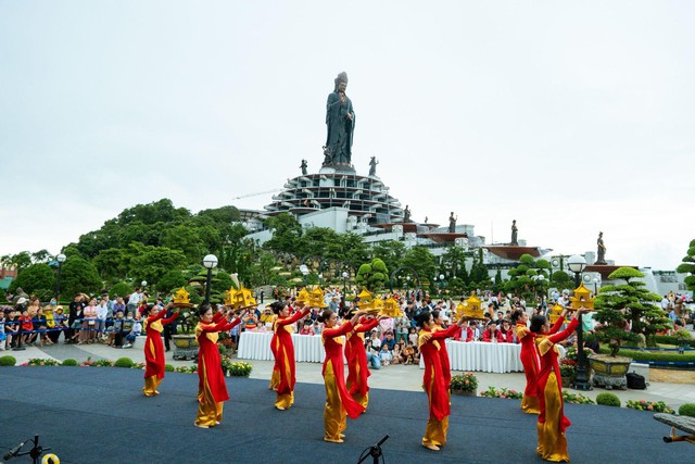Tháng 6, núi Bà Đen tấp nập du khách đi Lễ vía Bà và tham dự chợ lá- Ảnh 4. Tháng 6, núi Bà Đen tấp nập du khách đi Lễ vía Bà và tham dự chợ lá- Ảnh 4.