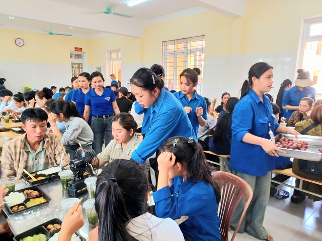 Hình ảnh ấm lòng: Thanh niên tình nguyện nấu cơm miễn phí tiếp sức sĩ tử- Ảnh 6. Hình ảnh ấm lòng: Thanh niên tình nguyện nấu cơm miễn phí tiếp sức sĩ tử- Ảnh 6.