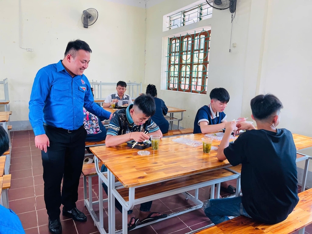 Hình ảnh ấm lòng: Thanh niên tình nguyện nấu cơm miễn phí tiếp sức sĩ tử- Ảnh 7. Hình ảnh ấm lòng: Thanh niên tình nguyện nấu cơm miễn phí tiếp sức sĩ tử- Ảnh 7.