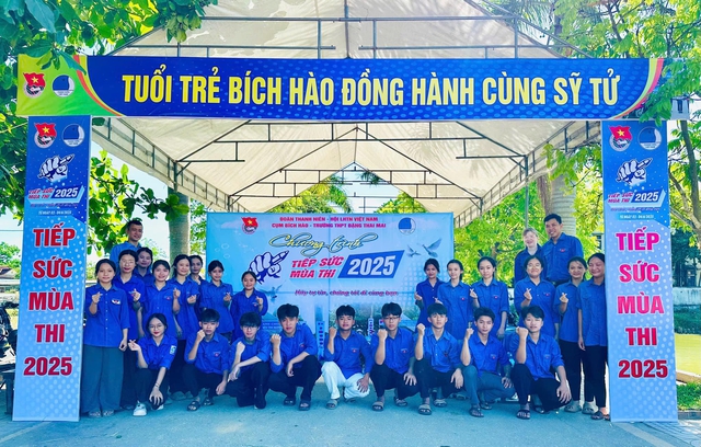 Hình ảnh ấm lòng: Thanh niên tình nguyện nấu cơm miễn phí tiếp sức sĩ tử- Ảnh 2. Hình ảnh ấm lòng: Thanh niên tình nguyện nấu cơm miễn phí tiếp sức sĩ tử- Ảnh 2.