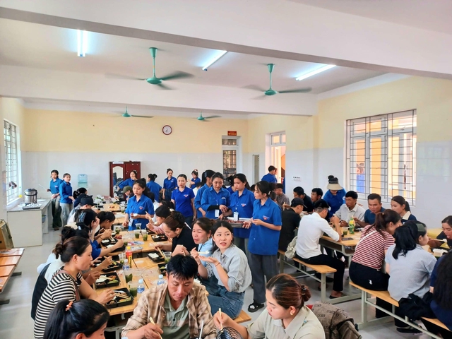 Hình ảnh ấm lòng: Thanh niên tình nguyện nấu cơm miễn phí tiếp sức sĩ tử- Ảnh 3. Hình ảnh ấm lòng: Thanh niên tình nguyện nấu cơm miễn phí tiếp sức sĩ tử- Ảnh 3.