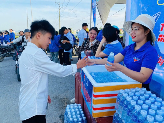 Hình ảnh ấm lòng: Thanh niên tình nguyện nấu cơm miễn phí tiếp sức sĩ tử- Ảnh 10. Hình ảnh ấm lòng: Thanh niên tình nguyện nấu cơm miễn phí tiếp sức sĩ tử- Ảnh 10.