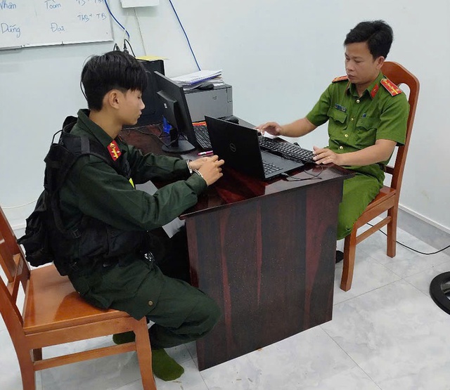 Dàn cảnh kiểm tra giao thông, 2 thanh niên bị bắt khi đang nhận tiền "làm luật"- Ảnh 2. Dàn cảnh kiểm tra giao thông, 2 thanh niên bị bắt khi đang nhận tiền "làm luật"- Ảnh 2.