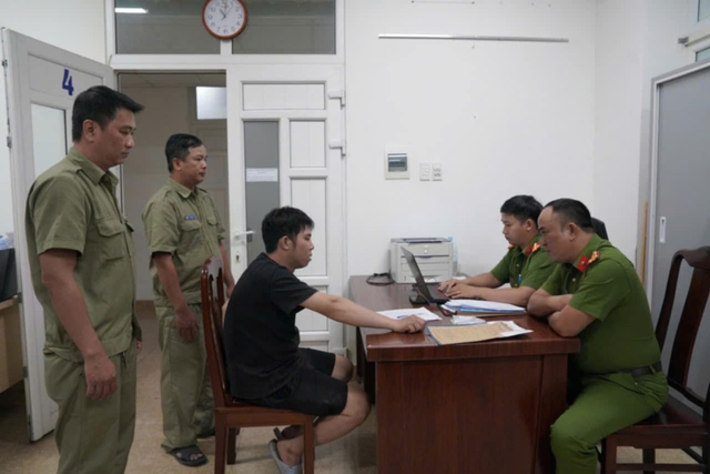 Bắt đối tượng dùng dao uy hiếp rồi cướp dây chuyền vàng của người phụ nữ- Ảnh 1.