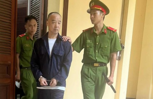Án tù cho người đàn ông nước ngoài "tiện tay" trộm tiền trên máy bay- Ảnh 1. Án tù cho người đàn ông nước ngoài "tiện tay" trộm tiền trên máy bay- Ảnh 1.