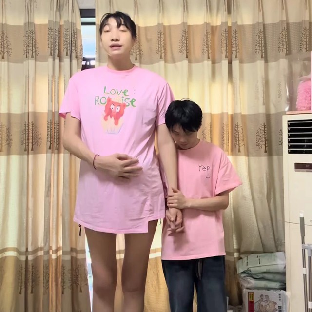 Chàng trai "tí hon" yêu say đắm cô gái "khổng lồ" cao 2m2, biết lý do ai cũng bất ngờ- Ảnh 2. Chàng trai "tí hon" yêu say đắm cô gái "khổng lồ" cao 2m2, biết lý do ai cũng bất ngờ- Ảnh 2.