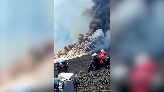 Đám mây tro lớn bất ngờ bốc lên tại núi lửa Etna.