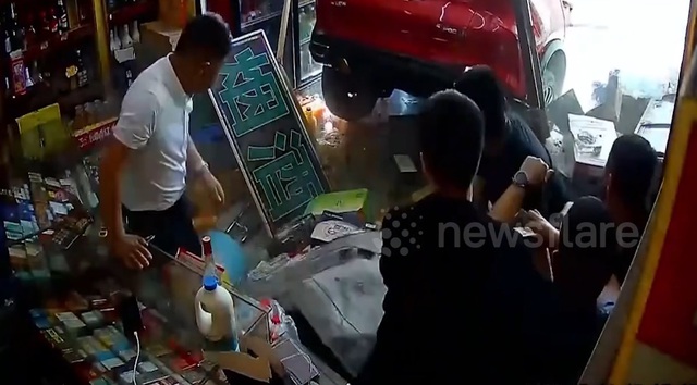 Nữ tài xế lao xe ô tô vào cửa hàng, 5 người đàn ông thoát chết- Ảnh 1. Nữ tài xế lao xe ô tô vào cửa hàng, 5 người đàn ông thoát chết- Ảnh 1.