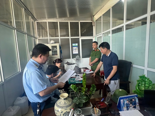 Nam Định: Phát hiện, tạm giữ lượng lớn hàng nhập lậu, không rõ nguồn gốc trên thị trường- Ảnh 2.