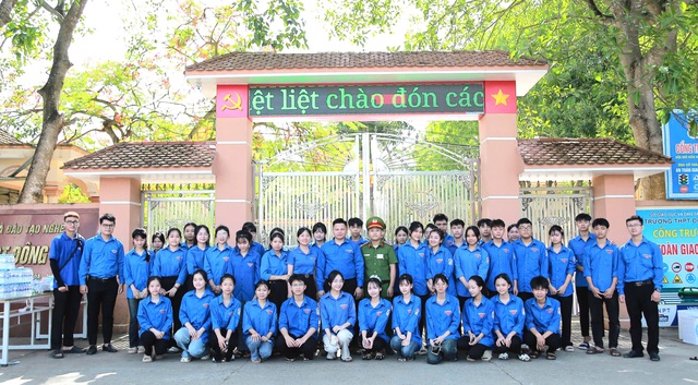 Hình ảnh ấm lòng: Thanh niên tình nguyện nấu cơm miễn phí tiếp sức sĩ tử- Ảnh 1. Hình ảnh ấm lòng: Thanh niên tình nguyện nấu cơm miễn phí tiếp sức sĩ tử- Ảnh 1.