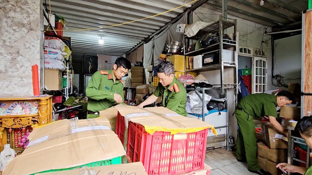 Triệt phá nhiều kho hàng lậu quy mô lớn tại Lâm Đồng- Ảnh 4. Triệt phá nhiều kho hàng lậu quy mô lớn tại Lâm Đồng- Ảnh 4.