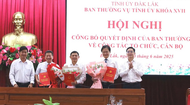 Phó Chủ tịch Thường trực UBND tỉnh Đắk Lắk và 13 cán bộ nghỉ hưu trước tuổi- Ảnh 2. Phó Chủ tịch Thường trực UBND tỉnh Đắk Lắk và 13 cán bộ nghỉ hưu trước tuổi- Ảnh 2.