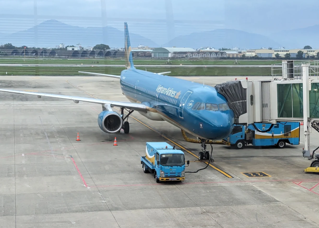 Máy bay Vietnam Airlines hạ cánh khẩn cấp tại Đà Nẵng để cấp cứu hành khách- Ảnh 1. Máy bay Vietnam Airlines hạ cánh khẩn cấp tại Đà Nẵng để cấp cứu hành khách- Ảnh 1.