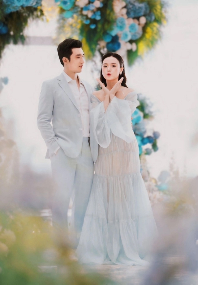 Midu cùng chồng hạnh phúc trong tiệc kỷ niệm 1 năm ngày cưới- Ảnh 2. Midu cùng chồng hạnh phúc trong tiệc kỷ niệm 1 năm ngày cưới- Ảnh 2.