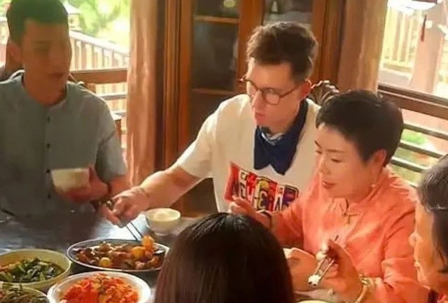 Người phụ nữ 50 tuổi lấy chồng kém 20 tuổi, sau đám cưới cái kết không ai ngờ- Ảnh 1. Người phụ nữ 50 tuổi lấy chồng kém 20 tuổi, sau đám cưới cái kết không ai ngờ- Ảnh 1.