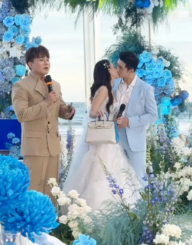 Midu cùng chồng hạnh phúc trong tiệc kỷ niệm 1 năm ngày cưới- Ảnh 5. Midu cùng chồng hạnh phúc trong tiệc kỷ niệm 1 năm ngày cưới- Ảnh 5.
