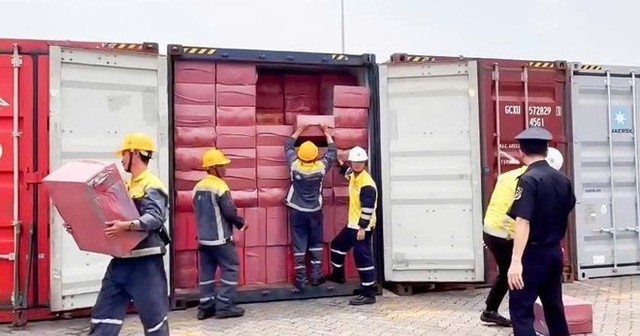 Hải quan bắt giữ 1,3 triệu bao thuốc lá lậu và giả nhãn mác- Ảnh 1. Hải quan bắt giữ 1,3 triệu bao thuốc lá lậu và giả nhãn mác- Ảnh 1.