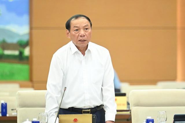 Mặc áo có logo không phải quảng cáo, Bộ trưởng nói "đại biểu cứ yên tâm mà mặc"- Ảnh 2. Mặc áo có logo không phải quảng cáo, Bộ trưởng nói "đại biểu cứ yên tâm mà mặc"- Ảnh 2.