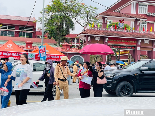 Cảm động hình ảnh CSGT dầm mưa phân luồng, tiếp sức sĩ tử mùa thi- Ảnh 4. Cảm động hình ảnh CSGT dầm mưa phân luồng, tiếp sức sĩ tử mùa thi- Ảnh 4.